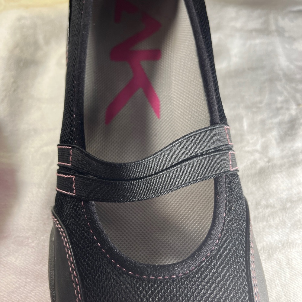 Anne Klein Sport Black Flats with Elastic Strap 8-1/2M - Picture 3 of 6